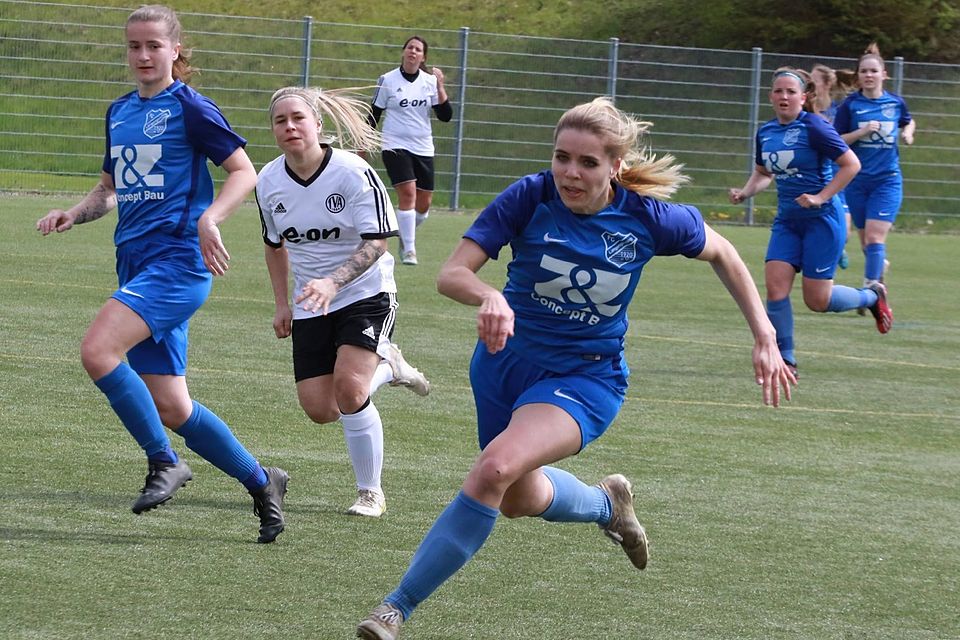 FCL im Vorwärtsgang: Jasmin Weißig (M.) bereitete zwei Treffer vor. Steffi Esser (l.) und Steffi Karamatic (2. v. r.) erzielten drei der insgesamt sieben Tore.