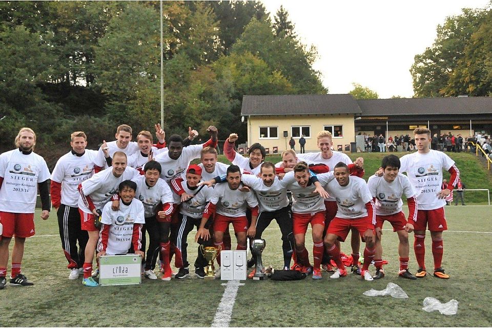 In Sieger-T-Shirts  eingekleidet feiern die Fußballer des SV Bergisch Gladbach 09 den Gewinn des Bitburger Kreispokals. , Foto: Plum