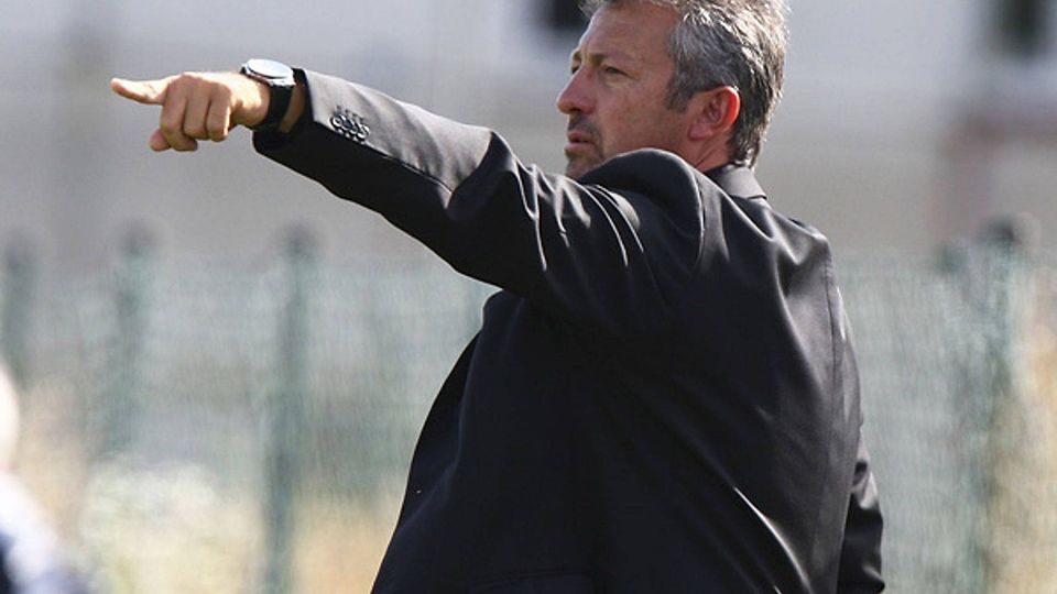 Enzo Penna aus dem Jahre 2008 - schon damals war er im dunklen Anzug verantwortlich für den Baiersdorfer SV. Archiv: Zink