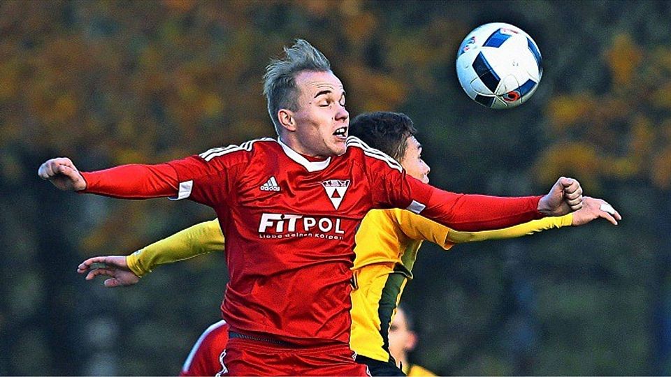 Patrick Härle (vorne) brachte den TSV Weilimdorf mit seinem Treffer zum 1:3-Anschluss wieder ins Spiel. Foto:Pressefoto Baumann