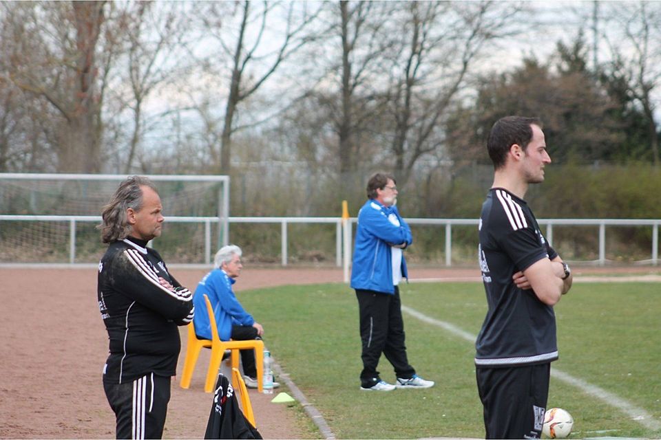 Rheinbachs Trainer Alex Mehl (rechts) zieht die Zügel an. F: Michael Schmidt