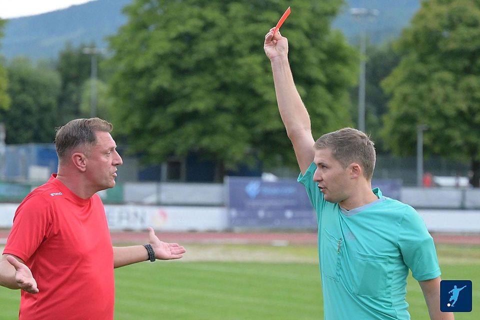 Gebrauchter Tag für den VfB Straubing: Coach Gregor Mrozek wurde der Seitenlinie verwiesen, sein Team verlor 0:2 am Montagabend in Deggendorf. 