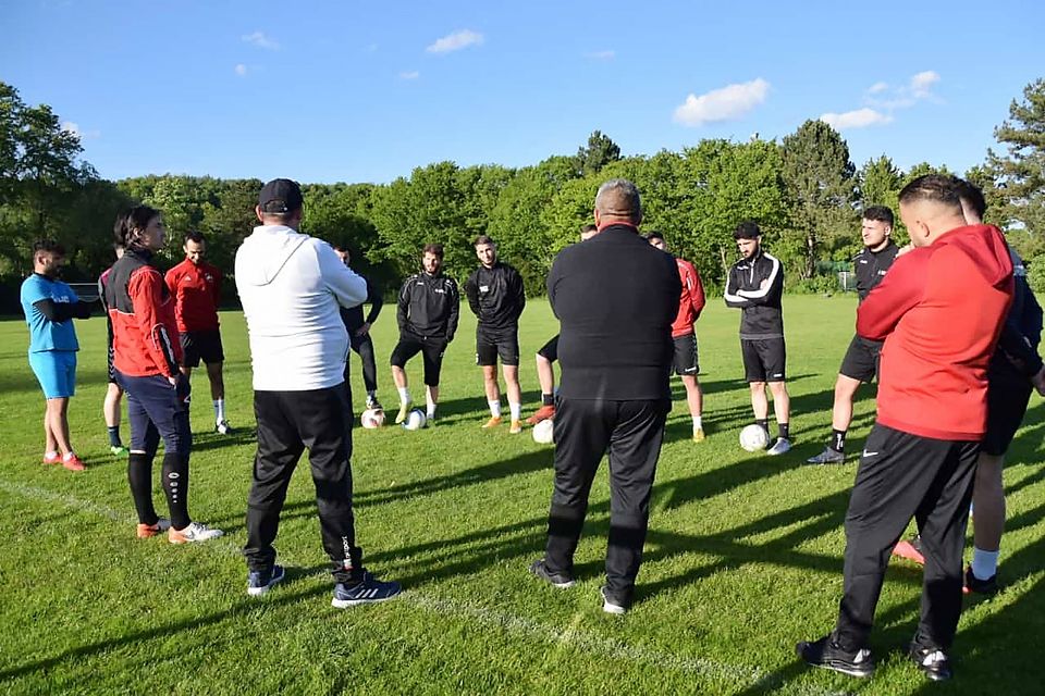 Spielertrainer Enkel Alikaj (links, rotes Jersey) begrüßte seine Schützlinge. Sieben Monate hatte das Team nicht gemeinsam trainieren können.