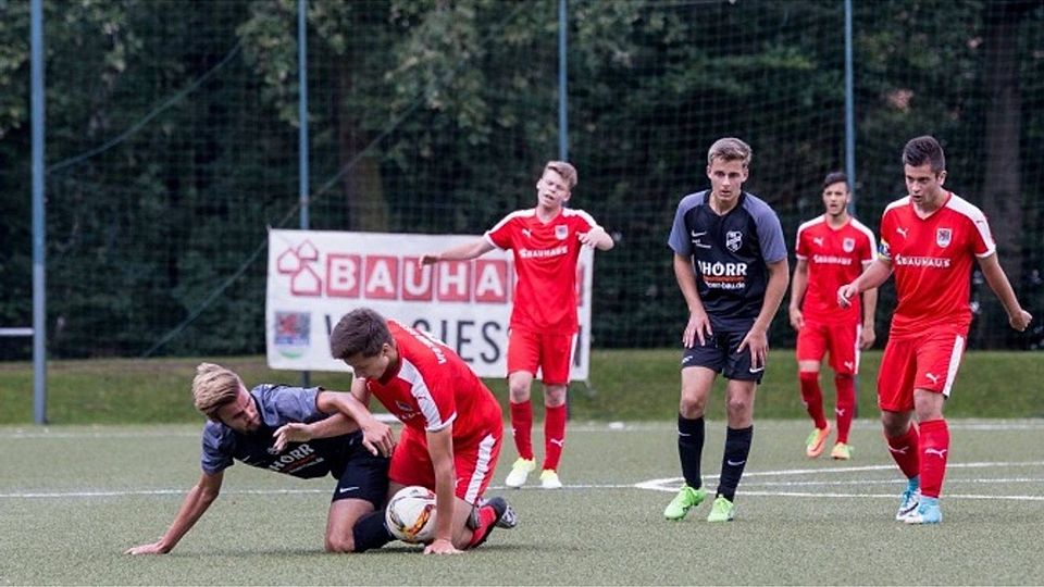 Sinnbildlich für das Abschneiden des heimischen Hessenliga-Duos: Der VfB 1900 Gießen (rechts Lukas Cech) und die TSG Wieseck (links Henrik Bluhm) landen gegen zwei Titelfavoriten auf dem Boden.  	Archivfoto: Wereschinski