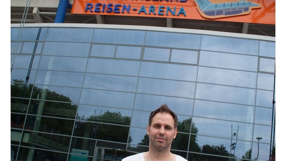 Organisator Michael Jasmund, hier vor der Schauinsland-Reisen-Arena, freut sich, dass das Hintergrundmotiv im Kasten ist.