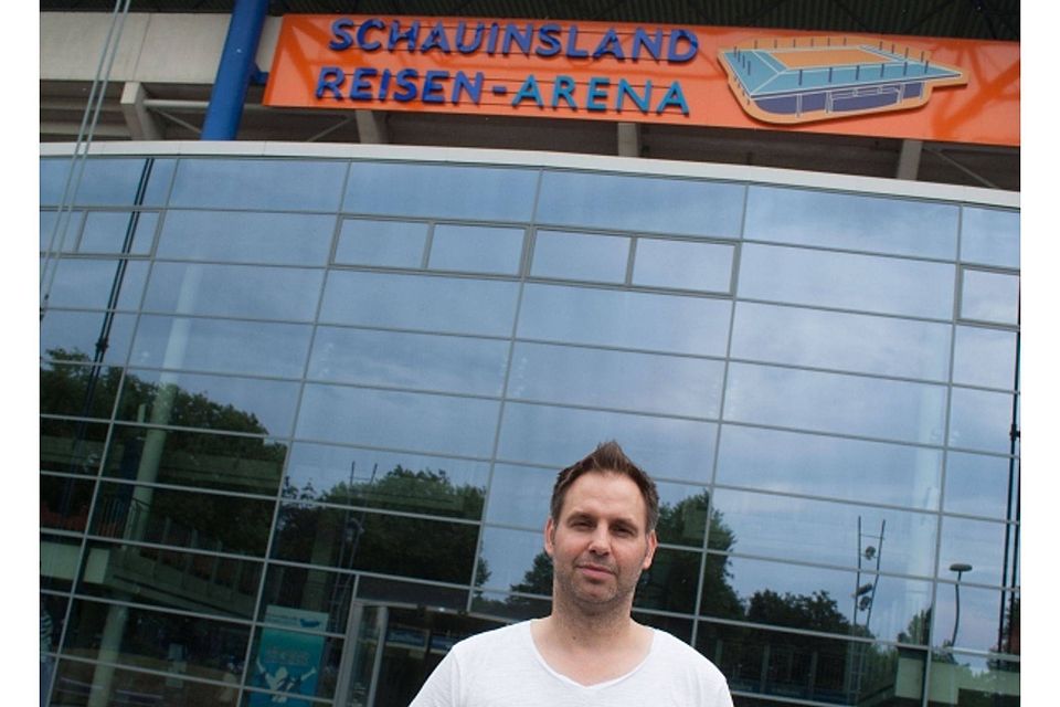 Organisator Michael Jasmund, hier vor der Schauinsland-Reisen-Arena, freut sich, dass das Hintergrundmotiv im Kasten ist.