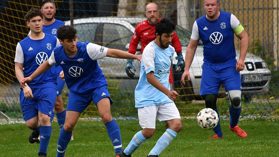 Der ASV Biburg (helle Trikots) im Spiel gegen die SpFrd Windach II.