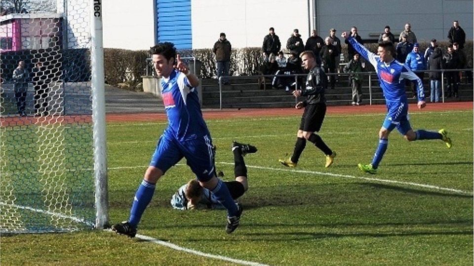 Marcus-Antonio Bach bejubelt seinen Treffer gegen den Schönebecker SC   F: Kalle Schmuck