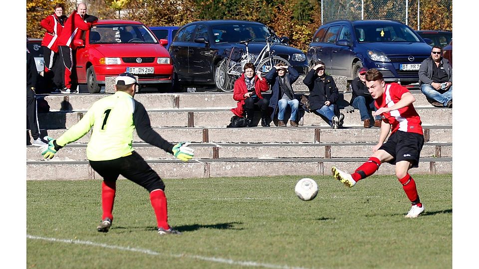 Mit jungen Spielern will der SV Röhrenhof (rotes Trikot) wieder angreifen. F: Kolb