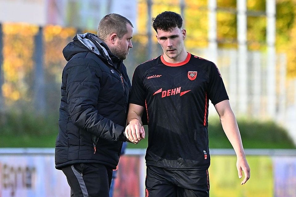 Peter Grübl (rechts, mit seinem Trainer Sven Zurawka) erzielte in Fürth den späten Ehrentreffer für den ASV Neumarkt.