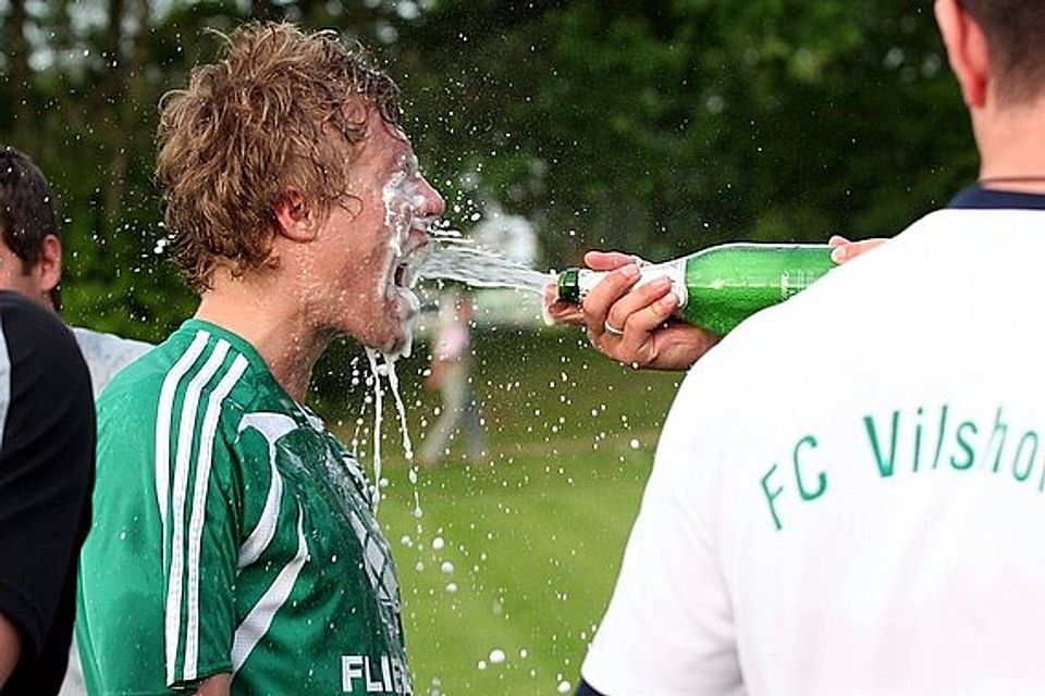 Viel Schampus wird wohl auch wieder in der Relegation 2010 verspritzt werden. Hier feierte vor 2 Jahren der FC Vilshofen die Meisterschaft in der Bezirksliga Ost Foto: Wagner