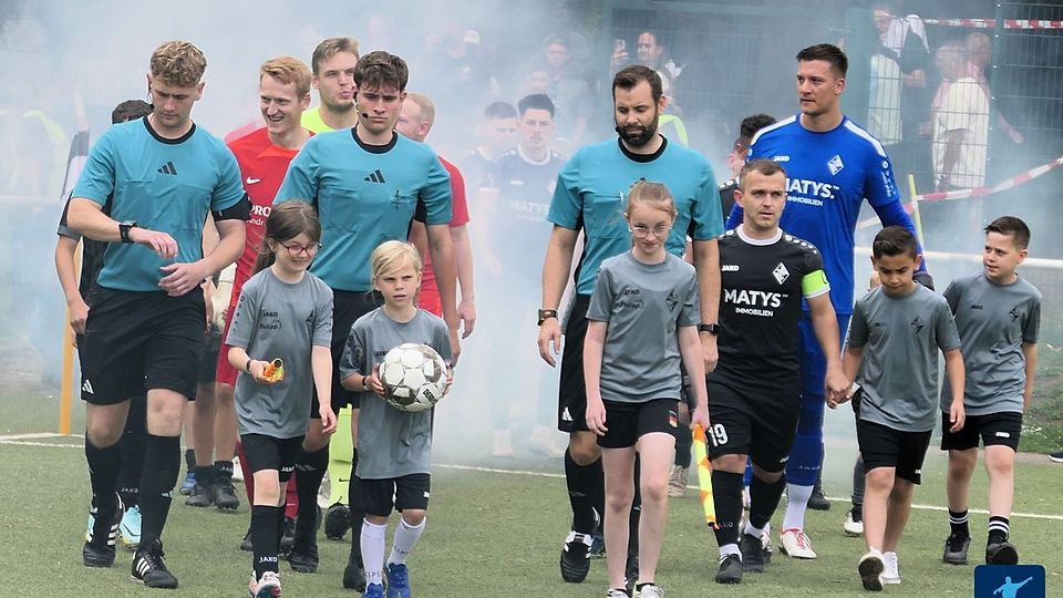 Schiedsrichter Ole Richter (m.) stand beim Rückspiel der Bezirksliga-Relegation im Mittelpunkt.