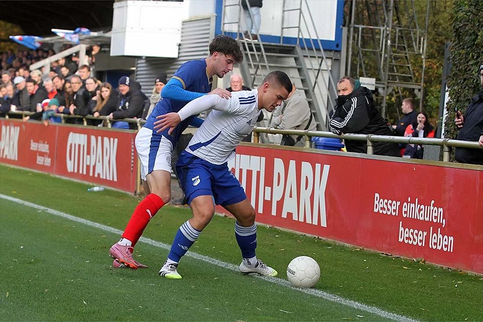 Jan Pioch (TuS Rotenhof) gegen Jorden Winter (li., Holstein Kiel II).