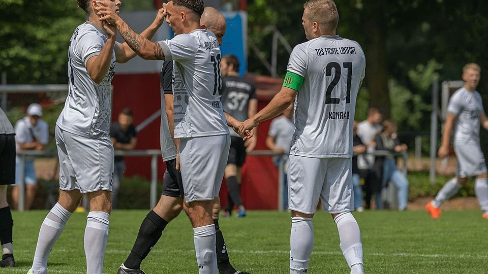 Der 1. FC Lintfort feiert den ersten Sieg im ersten Pflichtspiel. 