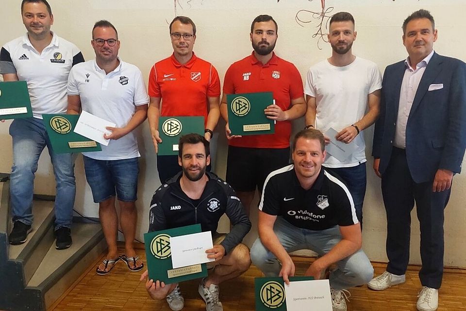 Wegen zurückliegender Vereinsjubiläen ehrte der Bezirksvorsitzende Arno Heger (ganz rechts) auf dem Bezirkstag in Hügelheim Verantwortliche des FC Neuenburg, SV Gündlingen, SV Breisach, FC Bad Krozingen, SV Kirchzarten, der Spvgg. Ehrenkirchen und der Spvgg. Untermünstertal. Wegen zurückliegender Vereinsjubiläen ehrte der Bezirksvorsitzende Arno Heger (ganz rechts) auf dem Bezirkstag in Hügelheim Verantwortliche des FC Neuenburg, SV Gündlingen, SV Breisach, FC Bad Krozingen, SV Kirchzarten, der Spvgg. Ehrenkirchen und der Spvgg. Untermünstertal.