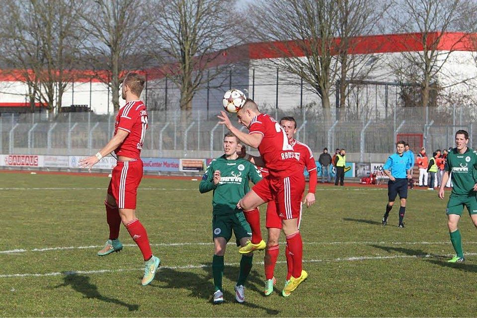 Marcel Radschuweit (vorne) und der FC Hennef 05 stehen vor einer kniffligen Aufgabe., Foto: Bröhl