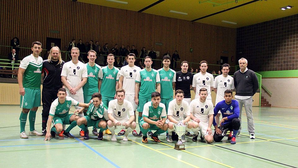 Das Endspiel des stark besetzten &quot;Kösters Hallencup&quot; gewannen die von Stefan Horeis (rechts) trainierten U21-Kicker des SV Werder Bremen (grüne Trikots) mit 3:1 gegen den TuS Zeven (weiße Trikots). Foto Krause