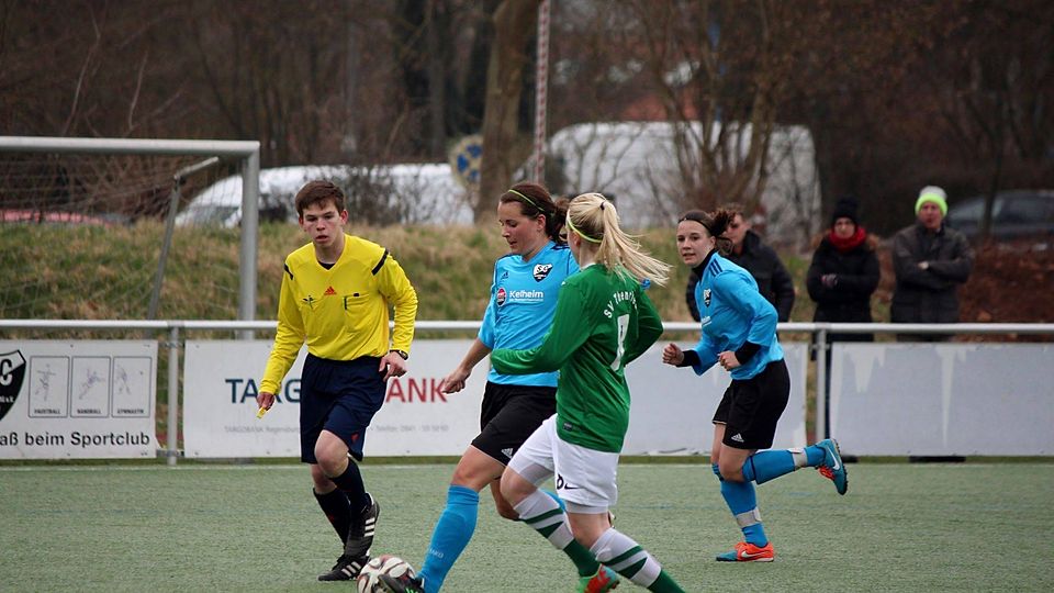 Auf dem Kunstrasenplatz des SC Regensburg behielten die SC Damen gegen Thenried knapp mit 1:0 die Oberhand. F: Schaar