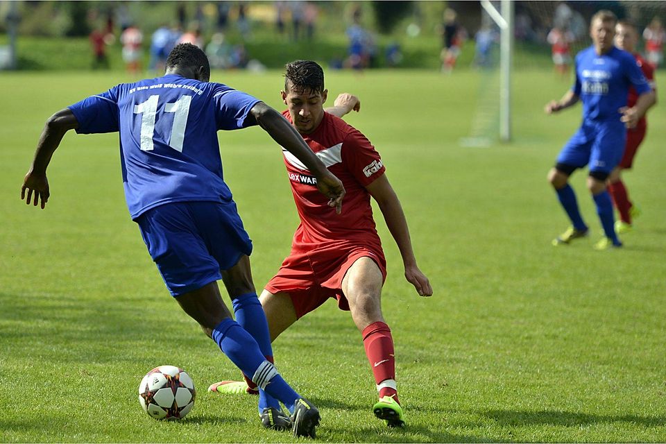 Friday Metu (links) erzielte drei Treffer beim ersten Saisonsieg des SV Blau-Weiß Wiehre | Archivfoto: Daniel Thoma.
