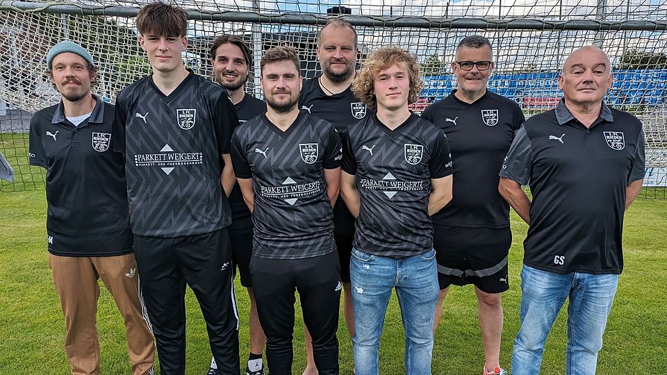 Von links: 2. Abteilungsleiter Martin Luschmann, Valentin Graml, Co-Trainer Calvin Morin, Stefan Wölfl, Trainer Bernd Scheibel, Michael Weinfurtner, Torwart-Trainer Michael Sander und Abteilungsleiter Gerhard Schnabel.