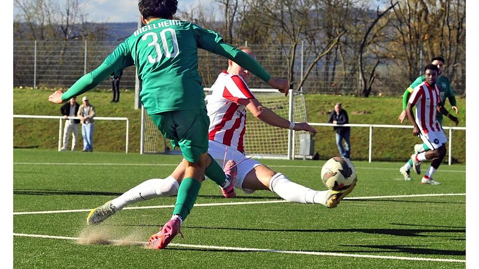 Langes Bein: Neuhausens Christopher Ludwig (rechts) kann hier knapp ein weiteres Tor des Ingelheimers Maximilian David Tzieply verhindern.	Foto: Thomas Schmidt