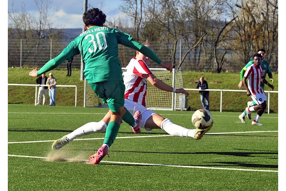 Langes Bein: Neuhausens Christopher Ludwig (rechts) kann hier knapp ein weiteres Tor des Ingelheimers Maximilian David Tzieply verhindern.	Foto: Thomas Schmidt