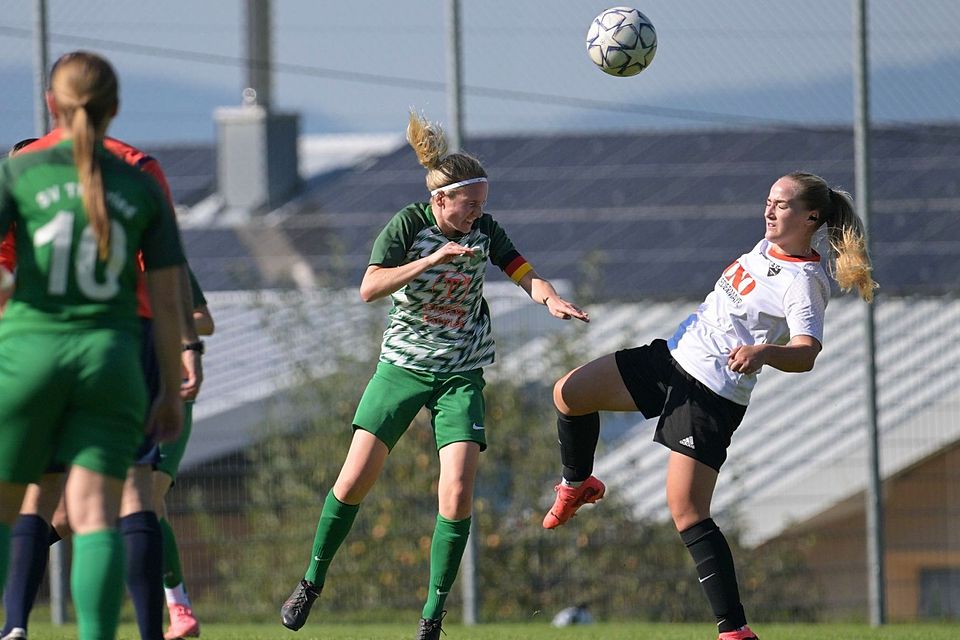 Thenried und der SC Regensburg (rechts, hier im direkten Duell) wollten in der Landesliga Süd vorne mitspielen – und tun das auch.