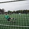 Die Vorentscheidung: VfR-Angreifer Ayoub Mahmoud verlädt beim Elfmeter zum 2:0 SG-Keeper Moritz Heinz und bringt damit seine Mannschaft gegen Trebur-Astheim auf die Siegerstraße.