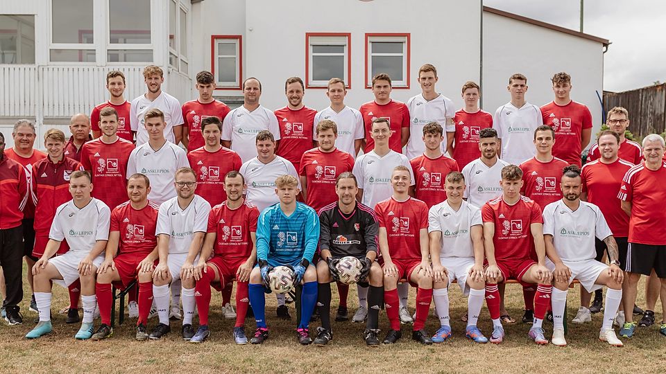 Erste und zweite Mannschaft des TSV Nittenau posieren fürs Gruppenbild.