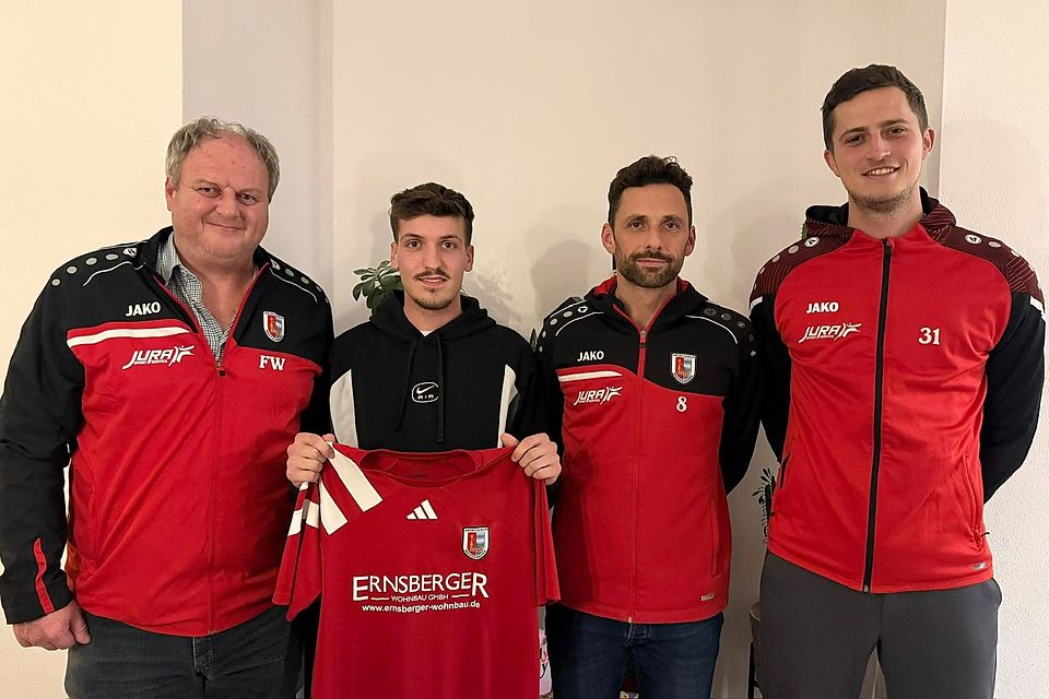 Abteilungsleiter Willi Ferstl (von links) mit Winter-Neuzugang Daniel Fuchsgruber sowie den neuen Trainern Michael Ferstl und Markus Waffler. Abteilungsleiter Willi Ferstl (von links) mit Winter-Neuzugang Daniel Fuchsgruber sowie den neuen Trainern Michael Ferstl und Markus Waffler.