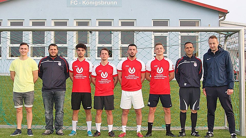 Oliver Stan (Zweiter von links) und Stefan Steinbach (links) mit den Neuen: (von links) Nico Gröb, Mike Frycer, Arigon Zejnullahi, Kevin Makowski, Horst Richter und Christian Jaut.