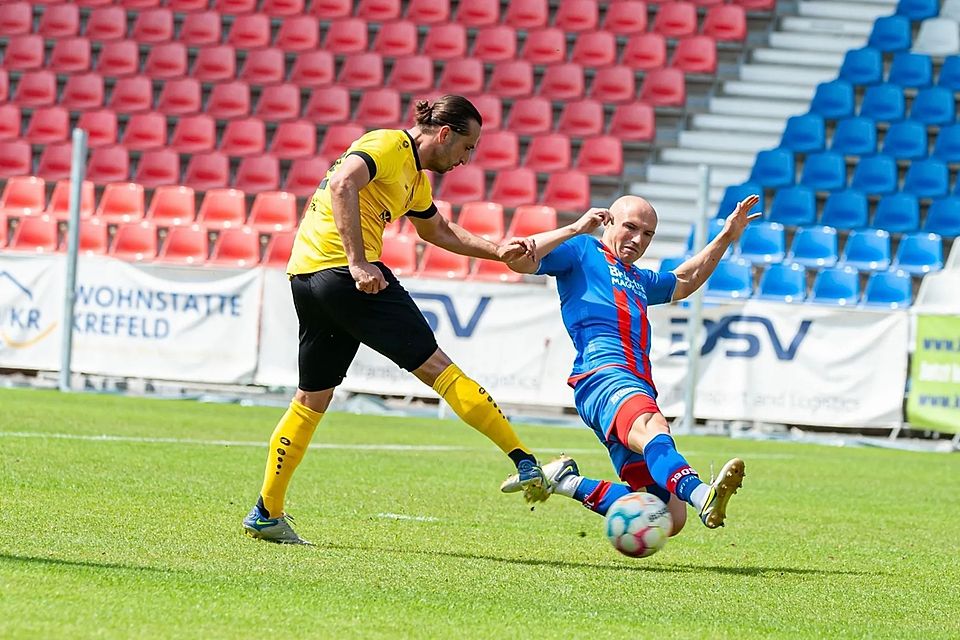 Mastrolnardo (li.), hier noch im Trikot der Sportfreunde Hamborn beim vogelwilden 3:9 gegen den KFC Uerdingen.