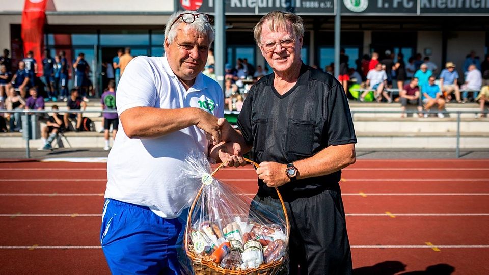 Andreas Bertram (links) bei der Verabschiedung des langjährigen Schiedsrichters Heinz Zott. Mittlerweile hat „Berti“ selbst seine aktive Karriere als Referee beendet.