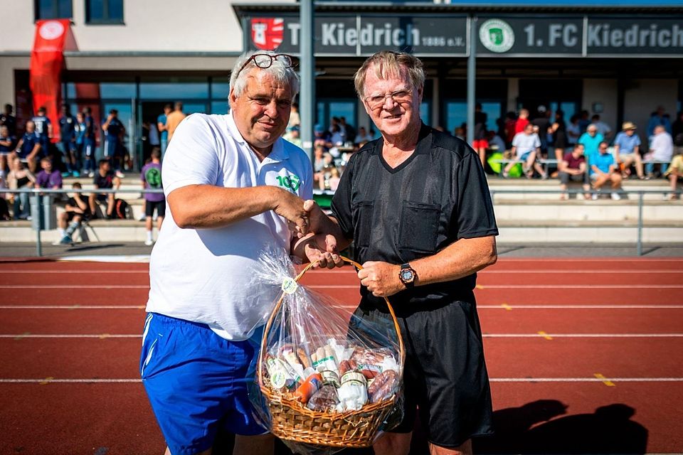 Andreas Bertram (links) bei der Verabschiedung des langjährigen Schiedsrichters Heinz Zott. Mittlerweile hat „Berti“ selbst seine aktive Karriere als Referee beendet. Andreas Bertram (links) bei der Verabschiedung des langjährigen Schiedsrichters Heinz Zott. Mittlerweile hat „Berti“ selbst seine aktive Karriere als Referee beendet.