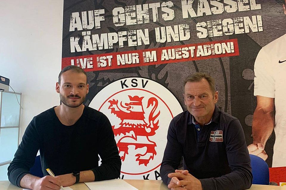 Robin Urban bei der Vertragsunterzeichnung mit dem sportlichen Leiter des KSV Hessen Kassel Jörg Müller.