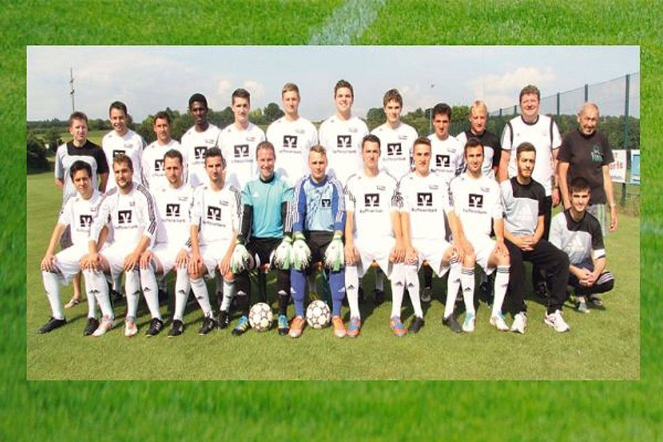 Freuen sich auf das dritte Bezirksliga-Jahr: Die Spieler der TSG Solnhofen samt Trainer Franz Wokon (stehend 2. v. re.) und Betreuern. Foto: Uwe Mühling