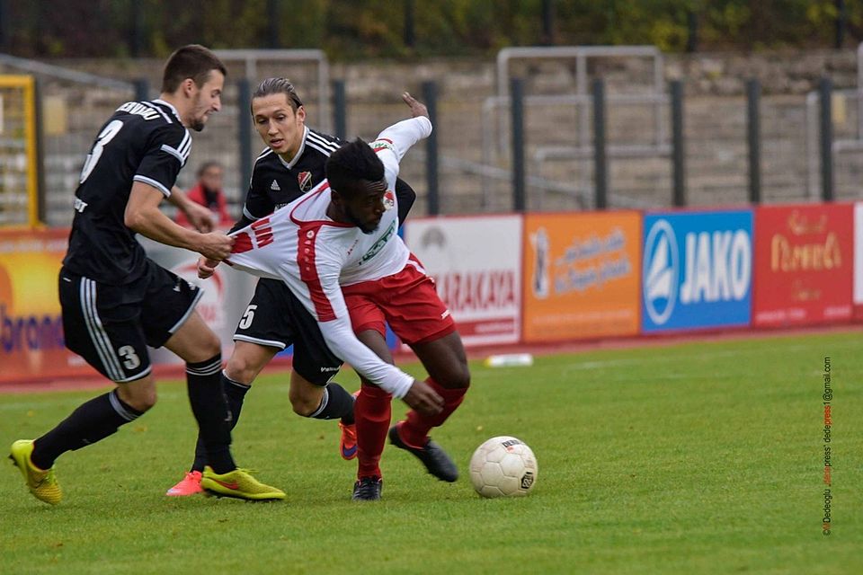 Halberstadt unterlag im Hinspiel beim BAK (in rot-weiß) mit 0:1    F: Dedeoglu