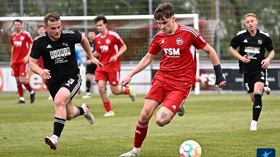 Der FSV Rot-Weiß Stegen feiert den Ligaverbleib, die Mannschaft des VfR Bad Bellingen (dunkle Trikots) müssen auf Vizemeister SV 08 Laufenburg hoffen.