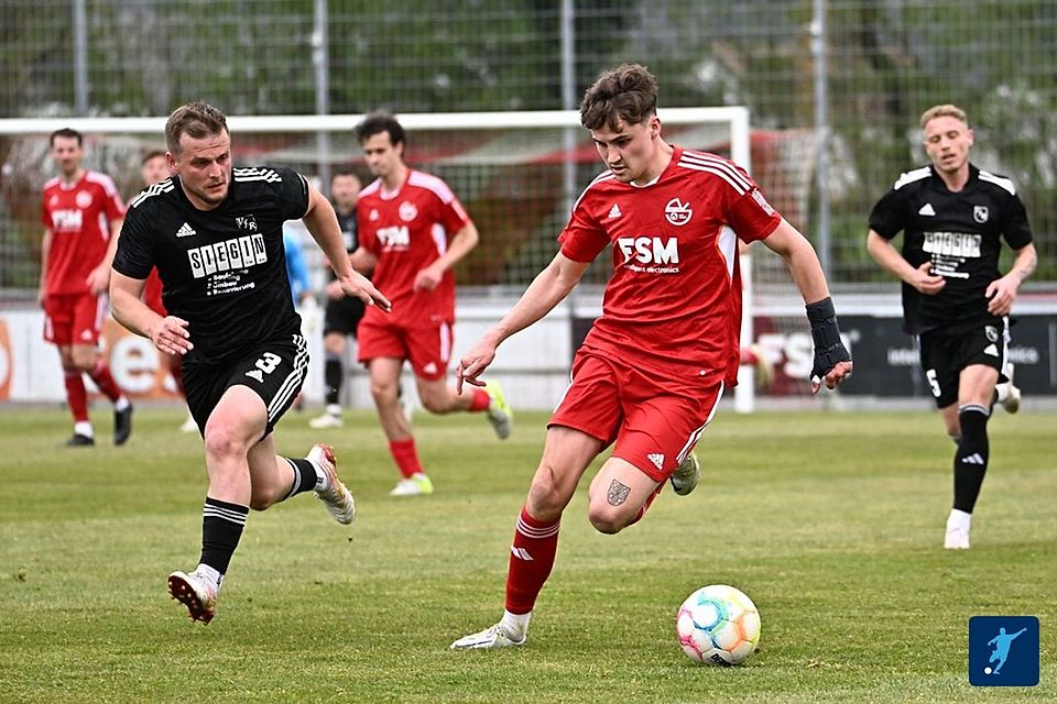 Der FSV Rot-Weiß Stegen feiert den Ligaverbleib, die Mannschaft des VfR Bad Bellingen (dunkle Trikots) müssen auf Vizemeister SV 08 Laufenburg hoffen.
