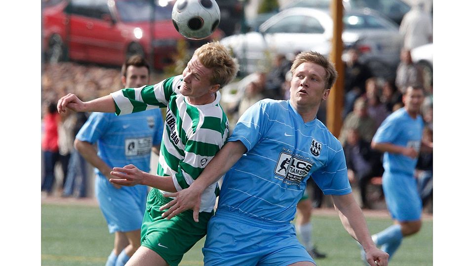 Will in Walsdorf mit Leidenschaft ans Werk gehen: Beuerbachs Kapitän Robin Reutzel (li., im Duell mit dem Ex-Wallrabensteiner Manuel Neid). Archivfoto: rscp