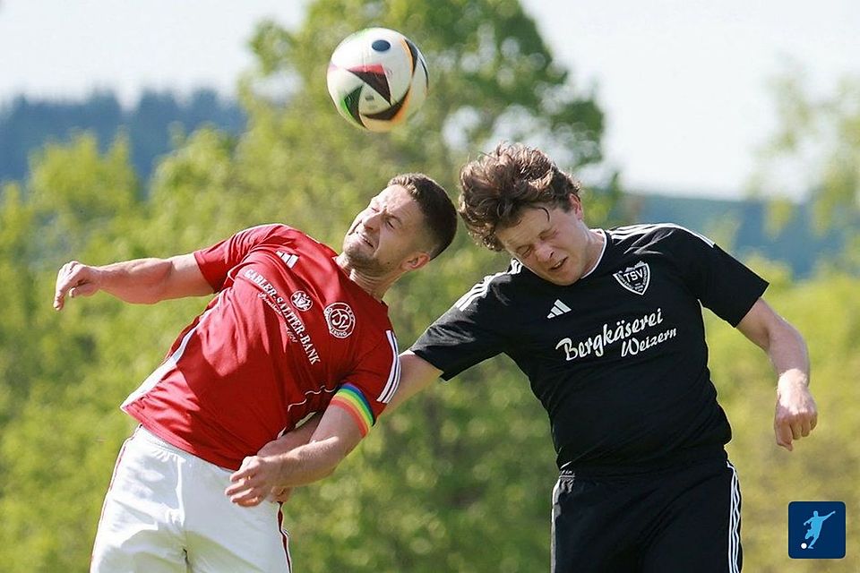 So sehr sich Kapitän Andreas Hanslick (links) auch streckt, gegen den TSV Seeg-Hopferau-Eisenberg brachte das nichts. Der TSV Obergünzburg verlor mit 1:4.