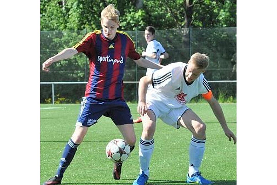 Zweikampf- und Derbysieger: Nordenhams B-Jugend-Fußballer (links) gewannen gegen Brake Felix Grossmann