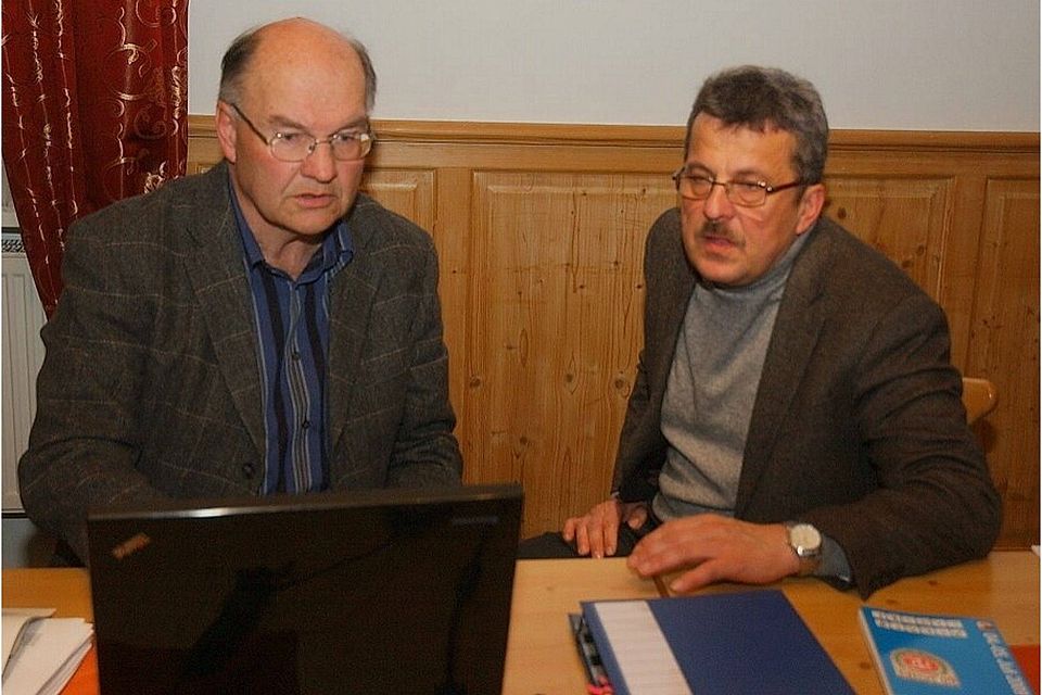 Mitte-Spielleiter Gustav Kagerbauer (li.) und BFV-Schatzmeister Josef Janker (re.) informierten die Vereine. F: Meier