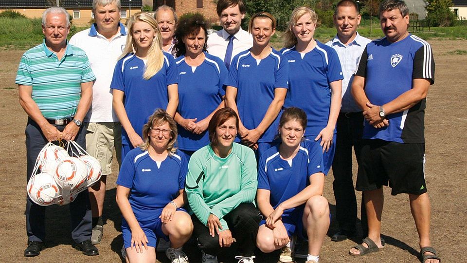 FSA-Präsident Erwin Bugar (links) übergab ein Trikotset und Bälle. Foto: Volkmar Laube