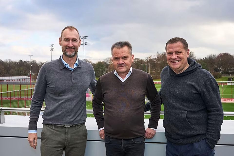 Jochen Sauer (l.), Manfred Schwabl (M.) und Max Eberl (r.) sind überzeugt von der Kooperation zwischen dem FC Bayern und der SpVgg Unterhaching.