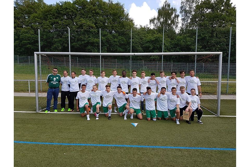 So sehen Sieger aus. Die B-Junioren des FC Homburg freuen sich über die errungene Meisterschaft in der Verbandsliga und über den Aufstieg in die Regionalliga.