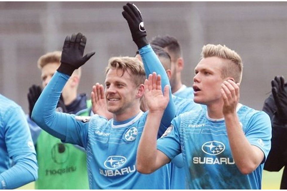 Freude bei den Kickers (Müller und Leutenecker, von links): Die Blauen haben erneut eine Niederlage abgewendet. Foto: Baumann