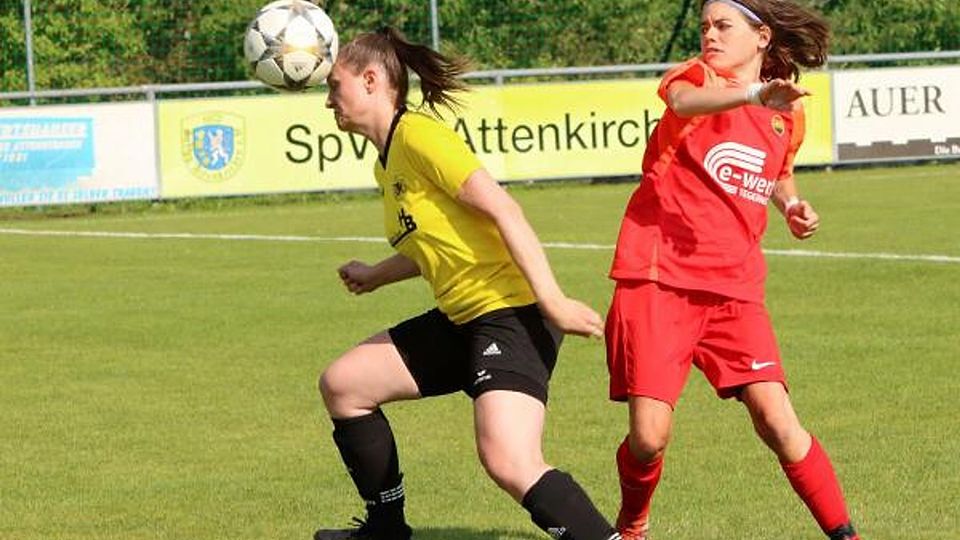 Fußballspielerin von TSV Otterfing kämpft um den Ball