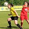 Fußballspielerin von TSV Otterfing kämpft um den Ball