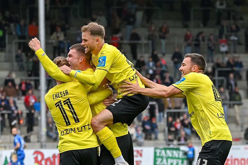 Tom Gaal (SSV Ulm 1846, #04) jubelt ueber sein Tor zum 1:2 mit Dennis Chessa (SSV Ulm 1846, #11), Leonardo Weschenfelder-Scienza (SSV Ulm 1846, #22), Romario Roesch (SSV Ulm 1846, #43)